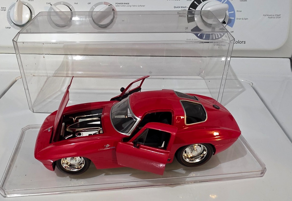 Jada 1963 Chevy Corvette Sting Ray Coupe Red 1:18 scale diecast In Case